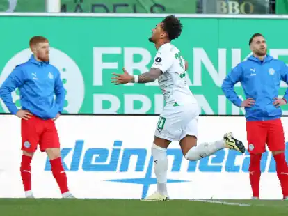 Der F&uuml;rther Armindo Sieb (M) jubelt &uuml;ber seinen Treffer gegen Holstein Kiel.