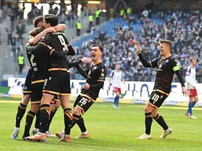 Die Spieler des Karlsruher SC feiern den Sieg gegen den HSV.