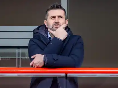 Union Trainer Nenad Bjelica war wegen unsportlichen Verhaltens f&uuml;r drei Spieltage gesperrt und durfte nur von der Trib&uuml;ne aus zuschauen.