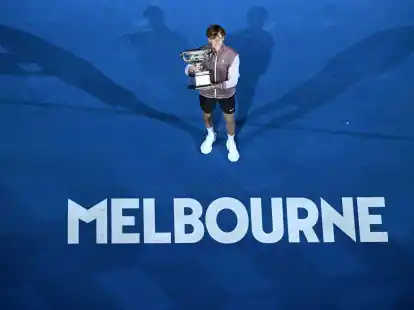 Der S&uuml;dtiroler Jannik Sinner konnte sich im Finale in Melbourne gegen Daniil Medwedew durchsetzen und gewann damit seinen ersten Grand-Slam-Titel.
