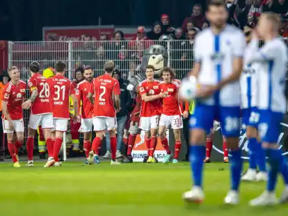 Die Union-Spieler feiern den Sieg gegen Darmstadt 98.