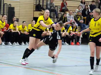 Johanne Fette (am Ball) geriet mit dem BV Garrel in Dortmund in Schieflage, konnte aber am Ende mit ihren Teamkolleginnen einen Punktgewinn feiern.