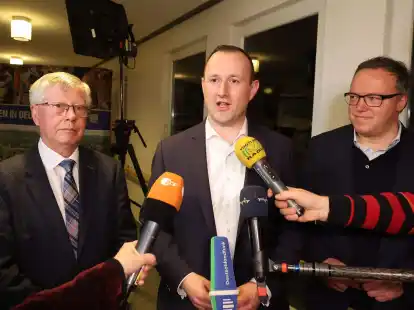Thomas F&uuml;hmann (l-r, CDU), scheidender Landrat, Christian Herrgott (CDU), Wahlsieger, und Mario Voigt, CDU-Vorsitzender in Th&uuml;ringen zeigen sich erleichtert nach der Bekanntgabe der Ergebnisse.