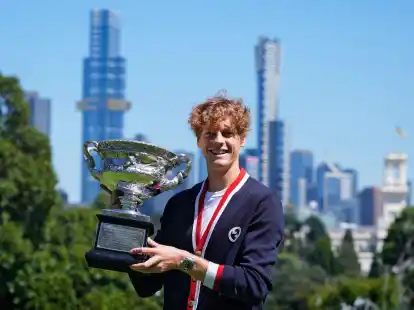 Im Endspiel von Melbourne lag der Italiener Jannik Sinner bereits mit zwei S&auml;tzen zur&uuml;ck, ehe er die Partie doch noch drehte.