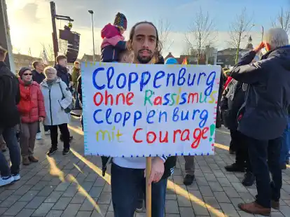 Ein deutliches Zeichen gegen rechtes Gedankengut setzten 3000 Menschen am Samstag auf der Kundgebung &bdquo;Cloppenburg steht auf f&uuml;r Demokratie und Vielfalt&ldquo; auf dem Marktplatz vor der Roten Schule. 