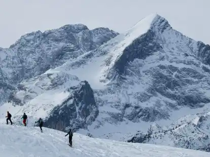 Touren wie hier im Wettersteingebirge sollten nur angegangen werden, wenn das Wetter passt und die Lawinengefahr gering ist. (Angelika Warmuth/dpa/dpa-tmn)