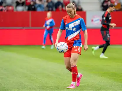Nur mit einem Sieg gegen PSG k&ouml;nnen die Bayern-Frauen um Klara B&uuml;hl (M) noch ins Viertelfinale der Champions League einziehen.