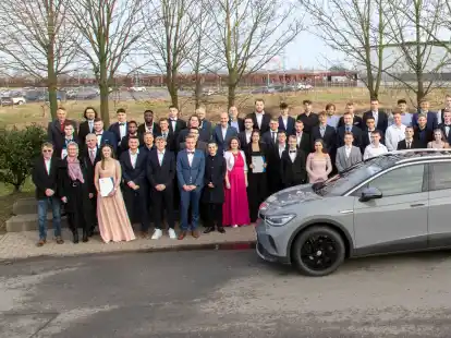 Gruppenbild mit Auto: die j&uuml;ngsten Absolventen der Emder VW-Akademie.