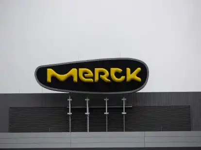 Das Logo des Pharma- und Chemiekonzerns Merck steht auf einem Geb&auml;ude an dessen Sitz in Darmstadt.