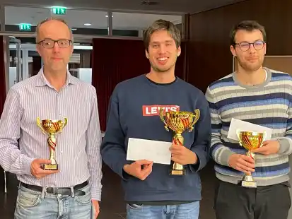 Die Sieger bei der 25. Auflage des Nordwest-Cups kommen aus Italien und den Niederlanden: Alberto Barp (Mitte) verwies Lorenzo Lodici (rechts) und Erik van den Doel auf die weiteren Plätze.