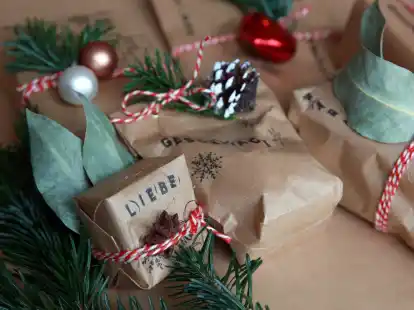 Packpapier ist nicht nur umweltfreundlich, sondern kann auch individuell gestaltet und verziert werden.