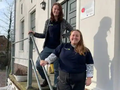 Melissa Hartkopf (hinten) und Franziska Proll haben zu Beginn des Jahres neue Aufgaben im Nationalparkhaus Carolinensiel &uuml;bernommen.  
