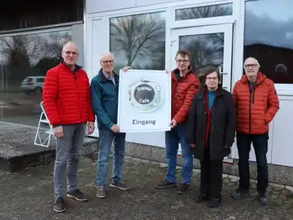 Reparieren statt Wegwerfen: (von links) G&uuml;nther Bullermann, Mitinitiator Gerhard Einhaus, Markus Wieghaus, Renate Geuter vom Sozialen Briefkasten sowie Gerhard Alberding. (Nicht im Bild: Mitinitiator Eike Baran.)  