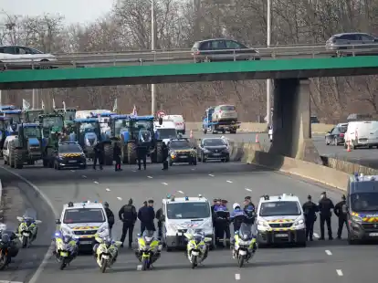 Bauern auf einer Autobahn bei Argenteuil. Mehrere Bauernverb&auml;nde haben zu landesweiten Protesten gegen L&ouml;hne, Steuern und Vorschriften aufgerufen und k&uuml;ndigten an, Paris am Montag mit Traktorbarrikaden und Fahrverboten einzukreisen.