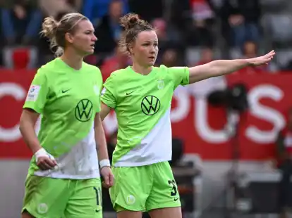 Die Wolfsburgerinnen um Alexandra Popp (l) und Marina Hegering setzten sich in Essen durch.