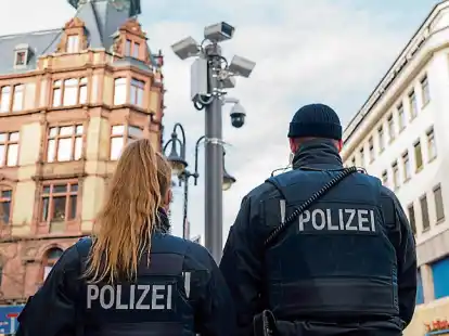 Polizeibeamte in Uniform haben sich in Niedersachsen auszuweisen, wenn dadurch die Polizeima&szlig;nahme nicht beeintr&auml;chtigt wird. (Symbolbild)