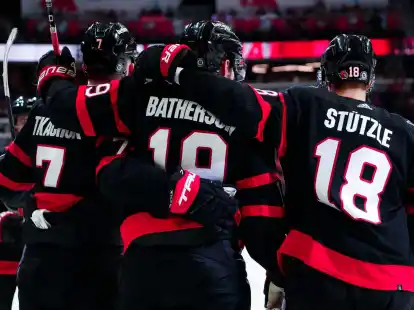 Arm in Arm feierten die Ottawa Senators ihren Sieg gegen die Nashville Predators. Ma&szlig;geblich am Erfolg beteiligt: Tim St&uuml;tzle mit der Nummer 18.