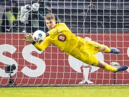 W&uuml;nscht sich den DFB-Pokal mehr als den Aufstieg: Herthas Torwart Tjark Ernst.