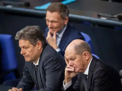 Bundeskanzler Olaf Scholz (SPD), Wirtschaftsminister Robert Habeck (B&uuml;ndnis 90/Die Gr&uuml;nen) und Finanzminister Christian Lindner (FDP) verfolgen die Debatte zum Auftakt der Haushaltswoche.