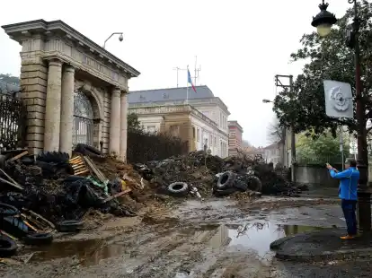 G&uuml;lle, Mist und Reifen:&nbsp;Landwirte haben vor dem Eingang des &ouml;rtlichen Verwaltungsgeb&auml;udes in Agen reichlich abgeladen.