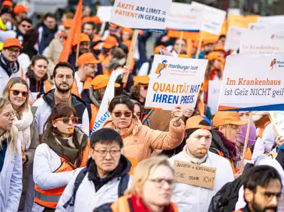 Demonstration von Uniklinik-Medizinern auf dem Opernplatz in Hannover.