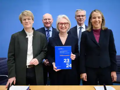 Die Mitglieder des Sachverst&auml;ndigenrats zur Begutachtung der gesamtwirtschaftlichen Entwicklung (&ldquo;Wirtschaftsweise&ldquo;, von links), Veronika Grimm, Achim Truger, Monika Schnitzer (Vorsitzende), Martin Werding, und Ulrike Malmendier.