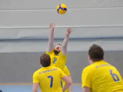 Konzentriert: Rodenkirchens Volleyballer können den Klassenerhalt noch aus eigener Kraft schaffen.
