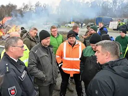Im Gespr&auml;ch mit den Landwirten wollen Wilhelmshavens OB Carsten Feist (r.) und Polizeiinspektions-Chef Heiko von Deetzen (l.) weitere Blockaden verhindern.