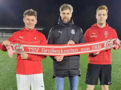 Rückkehrer und Neuzugang beim TSV Großenkneten: Herren-Obmann Simon Koronowski (Mitte) begrüßte zum Trainingsauftakt Silas Beewen (links) und Floris Klümper (rechts)