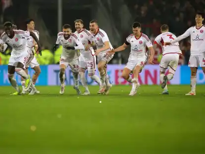 D&uuml;sseldorfs Spieler jubeln nach dem entscheidenden Elfmeter.