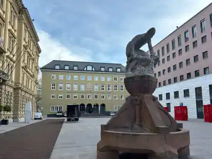 Der Silvius-Magnago-Platz in S&uuml;dtirols Hauptstadt Bozen, links der Sitz der Landesregierung, in der Mitte das Parlamentsgeb&auml;ude.