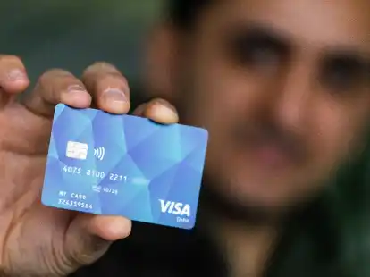 Ein Gefl&uuml;chteter mit einer Debitcard.