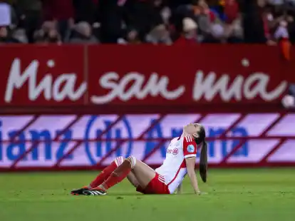 Sarah Zadrazil vom FC&nbsp;Bayern M&uuml;nchen sitzt nach der Niederlage entt&auml;uscht auf dem Rasen.