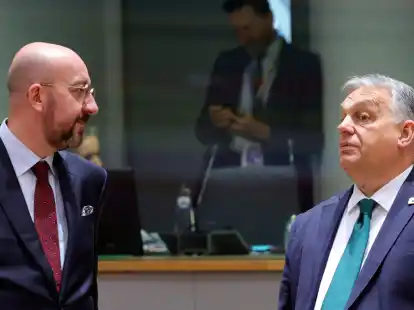 EU-Ratspr&auml;sident Charles Michel (l) spricht mit dem ungarischen Ministerpr&auml;sidenten Viktor Orban.