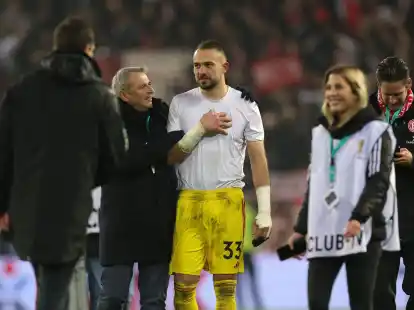 Klaus Allofs (2.v.l.) gratuliert Fortuna-Torwart Florian Kastenmeier zum Sieg.