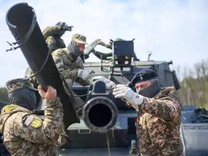 Ukrainische Soldaten arbeiten am Bundeswehrstandort Klietz im Rahmen ihrer Ausbildung an einem Leopard-Kampfpanzer. (Klaus-Dietmar Gabbert/dpa)