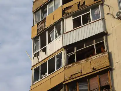 Ein durch einen russischen Drohnenangriff besch&auml;digtes Wohnhochhaus in Charkiw.