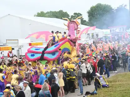 Statt Pkws werden im Ganderkeseer Ortskern am Faschingswochenende zeitweilig nur Festwagen rollen – so wie 2023 beim Sommerfasching.