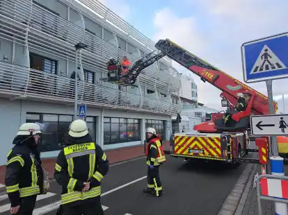 Mit der Drehleiter r&uuml;ckte die Feuerwehr Norden zu einem Hotel in Norddeich an. Dort musste ein Patient aus der ersten Etage transportiert werden.