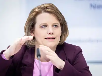 Erl&auml;utert die Unterrichtversorgung in Niedersachsen: Kultusministerin Julia Willie Hamburg (Gr&uuml;ne), spricht auf einer Pressekonferenz.