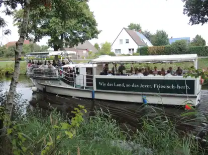 Das Ausflugsschiff MS Wiesmoor schippert mit vielen Fahrg&auml;sten auf dem Nordgeorgsfehnkanal in Richtung Marcardsmoor. Doch wie lange noch? Die Betreiber ben&ouml;tigen dringend Unterst&uuml;tzung.