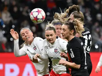 Gudrun Arnardottir (l-r), Emma Jansson und Olivia Schough vom FC Rosengard sowie Frankfurts Lara Prasnikar und Virginia Kirchberger k&auml;mpfen um den Ball.