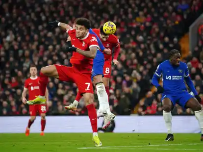 Liverpools Dominik Szoboszlai (2.v.r) erzielt das dritte Tor der Partie.