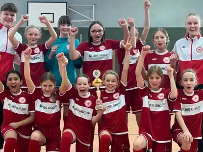 Stolze Siegerinnen: Die D-Juniorinnen des VfL Wildeshausen holten den Kreismeistertitel im Hallenfußball.
