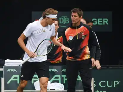 Davis-Cup-Teamchef Michael Kohlmann (r) ist &uuml;berzeugt von Alexander Zverevs Potenzial.