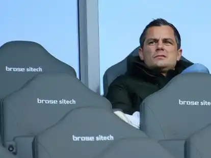 Wolfsburgs Sport-Gesch&auml;ftsf&uuml;hrer Marcel Sch&auml;fer st&auml;rkt seinem Trainer den R&uuml;cken.