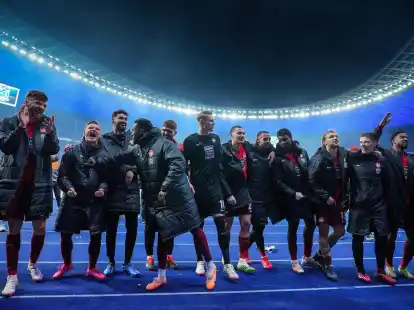 Die Spieler des 1. FC Kaiserslautern sind mit einem Sieg bei Hertha BSC ins Halbfinale des DFB-Pokals eingezogen.