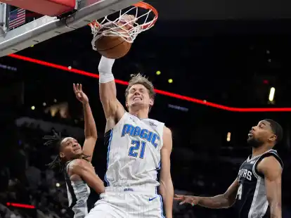 Moritz Wagner von den Orlando Magic beim Dunking.
