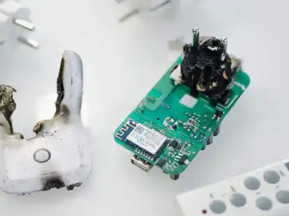 Eine verbrannte Funksteckdose: &laquo;Der Trend unzul&auml;ssiger und risikobehafteter Produkte aus Drittstaaten setzt sich fort.&raquo;