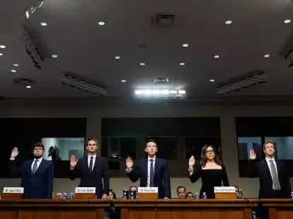 Mark Zuckerberg (Meta, v.r.), Linda Yaccarino (X), Shou Zi Chew (TikTok), Evan Spiegel (Snap) und Jason Citron (Discord) zu Beginn der Anh&ouml;rung in Washington.